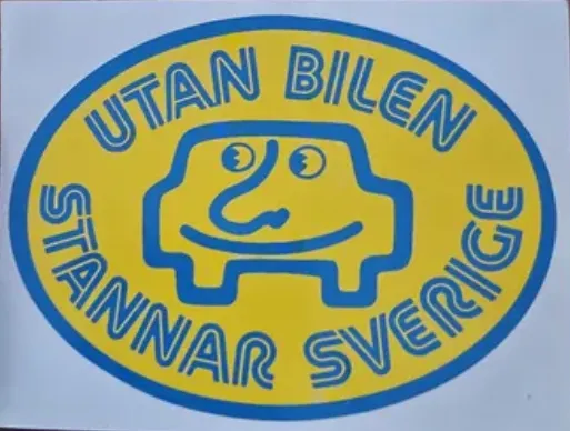 Kampanjdekal i gult och blått med en leende tecknad bil och texten Utan bilen stannar Sverige.